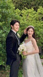 Trong Lễ Đính Hôn Của Tôi, Mẹ Mang Ra Một Cuốn Sổ Nợ